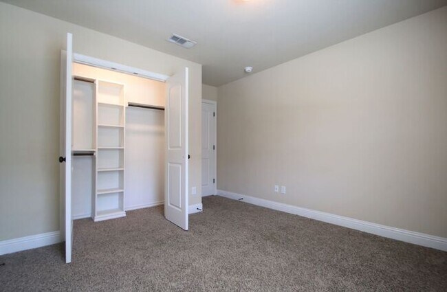 Building Photo - Classically Styled 3/2 In Wonderful Weathe...