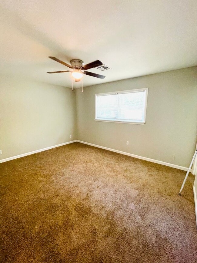 Building Photo - ** 3 Bed 2 Bath located off Woodley road *...