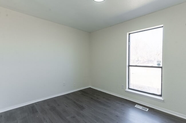 Building Photo - Cute 4 bedroom House