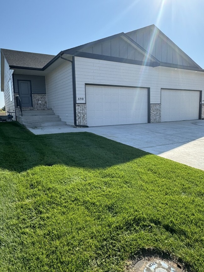 Building Photo - 692 Long Path Ct