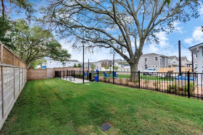 Building Photo - 16108 Oregon Oak Dr
