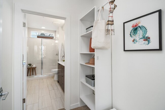 Building Photo - 2Bd/1.75Ba Seattle Condo