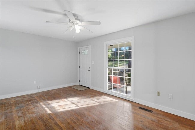 Building Photo - 211 W Lakeview Dr