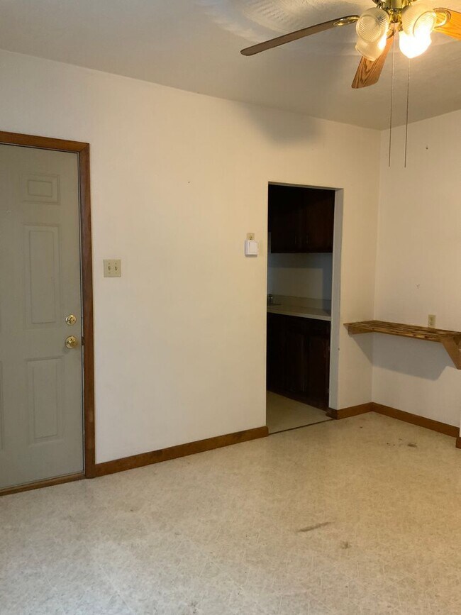 Building Photo - 2 Bed | 1 Bath Duplex