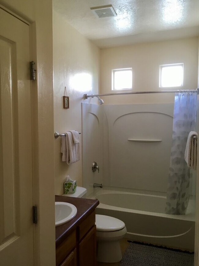Building Photo - Beautiful Fully Furnished 2 Bedroom Townho...