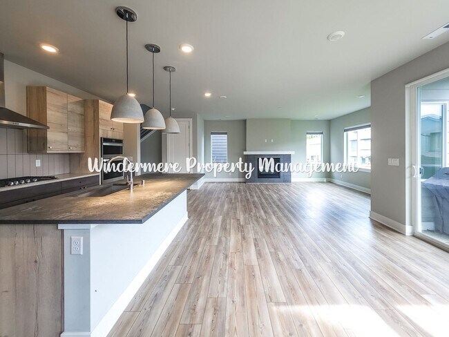 Building Photo - Stunning and spacious 5 bed in McCormick Village!