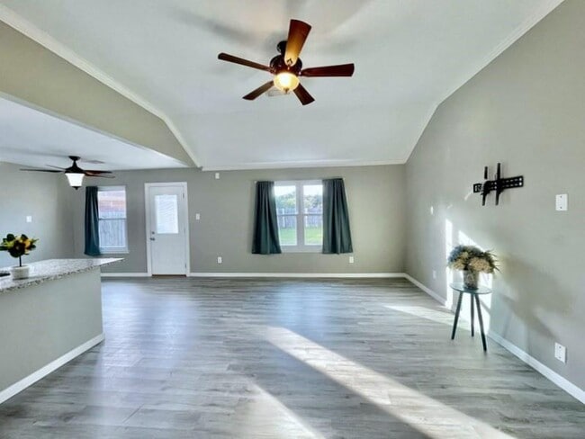 Building Photo - 6935 Creek Village Dr