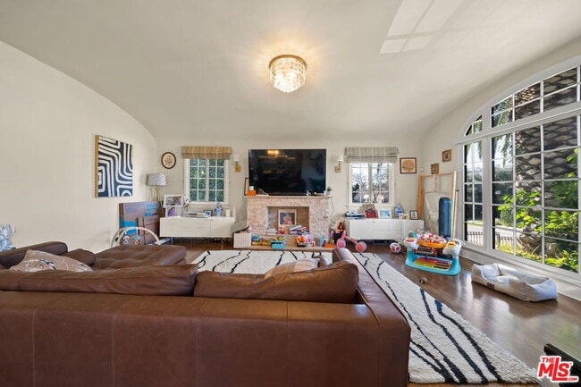 Building Photo - 962 S Plymouth Blvd