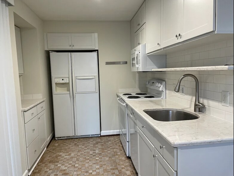 Kitchen - 523 Arbutus Ave SE