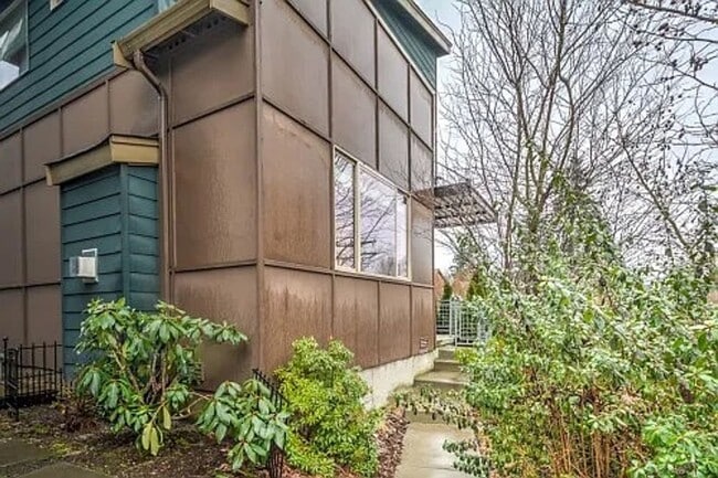 Building Photo - Stylish & Updated Home – 3BR/205BA, AC, Ne...
