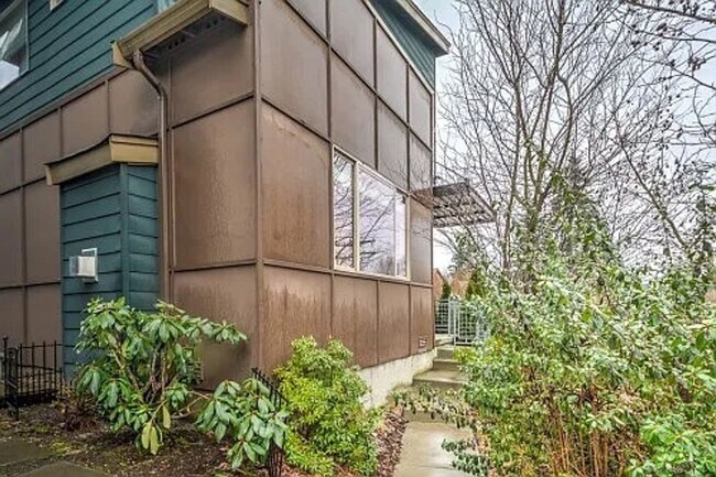 Building Photo - Stylish & Updated Home – 3BR/2.5BA, AC, Ne...