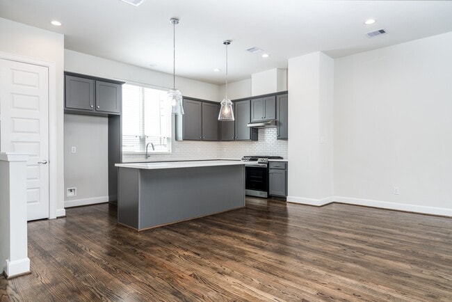 Building Photo - 3028 Charline