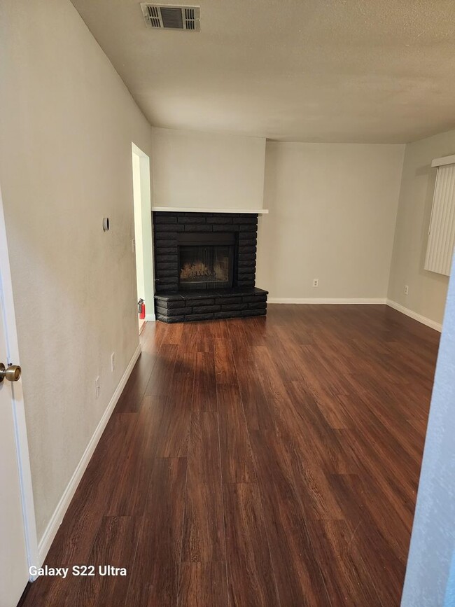 Building Photo - 2 Bedroom 1 Bathroom Apartment with 1 Car ...