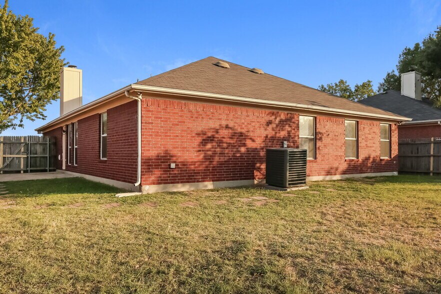 Building Photo - 8600 Cove Meadow Ln