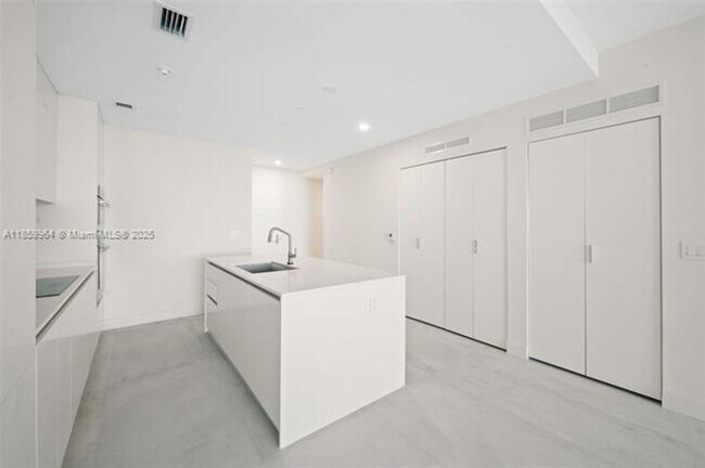 Building Photo - 700 NE 24th St