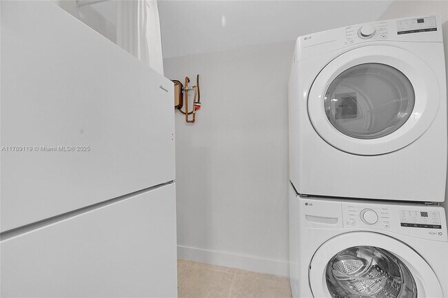 Building Photo - 810 SW 12th Ct