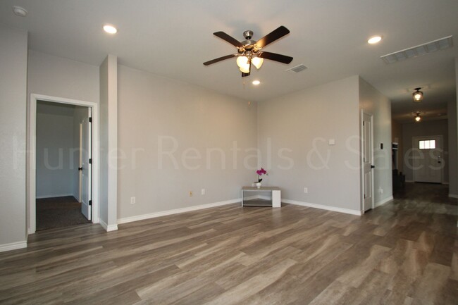 Building Photo - Estancia West 4 bedroom beauty