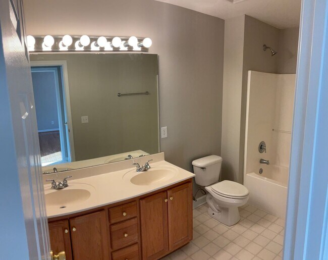 Building Photo - AVAILABLE NOW! 3 Bedroom 2 Bath Home on over 1 Acre in York with Clover Schools