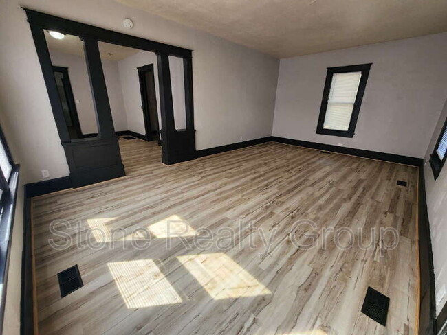 Building Photo - 1527 5th Ave