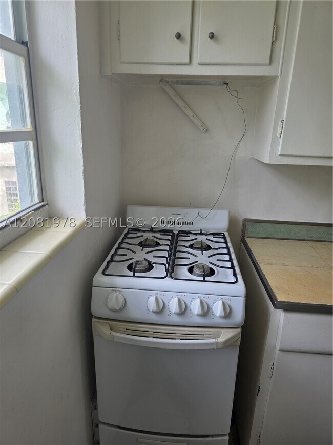 Building Photo - 635 8th St