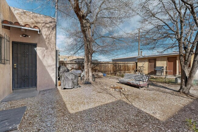 Building Photo - 116 Columbia Dr SE