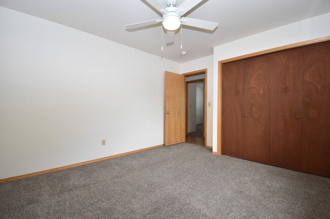 Building Photo - 3BD, 1BA Top Floor Unit