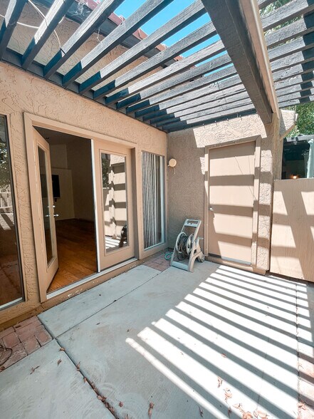 Patio - 1915 N Scovel St