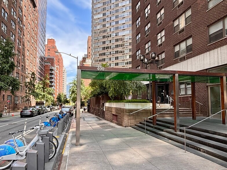 Building Photo - 400 E 54th St