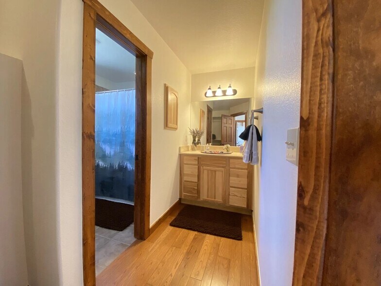 primary bed bath - 850 Blacksmith Rd