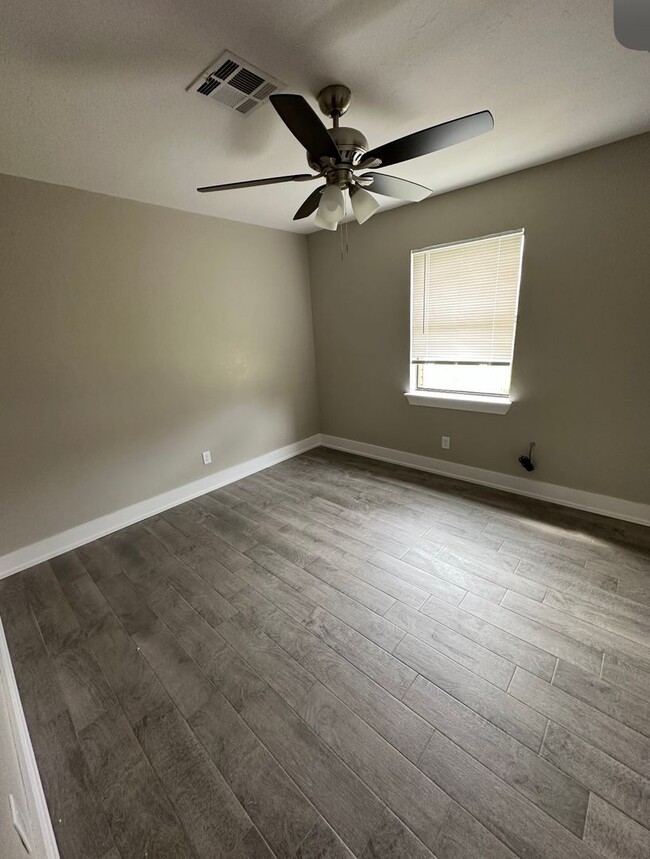 Building Photo - 4 Bedroom 2 Bath Single Family Home