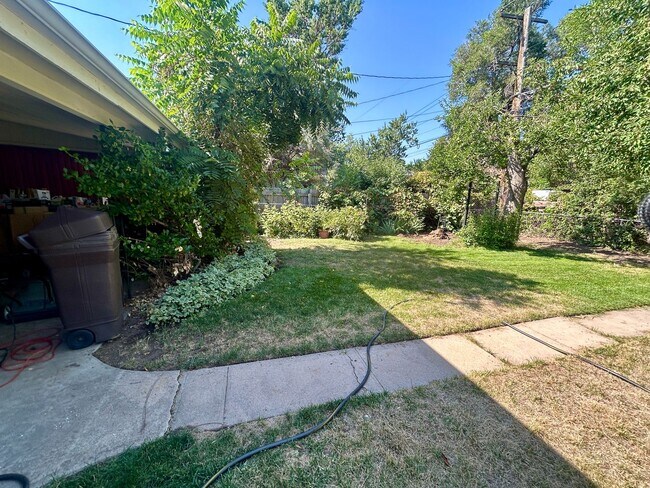 Building Photo - 4 Bedroom Ranch House - Prime Location Min...