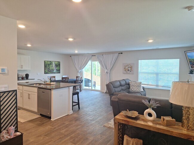 Building Photo - Lovely Four Bedroom Home  Approximately 5 Minutes Away from Gate Ft Jackson and 30 Minutes from S...
