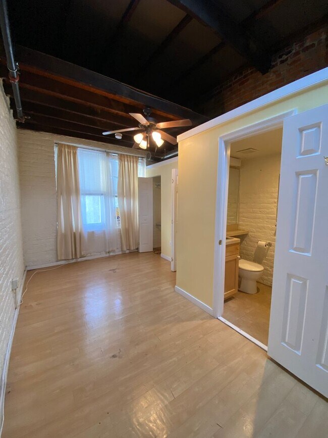 Building Photo - 17 1/2 N 17th