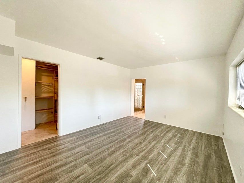 Building Photo - 2725 NE 27th Ct