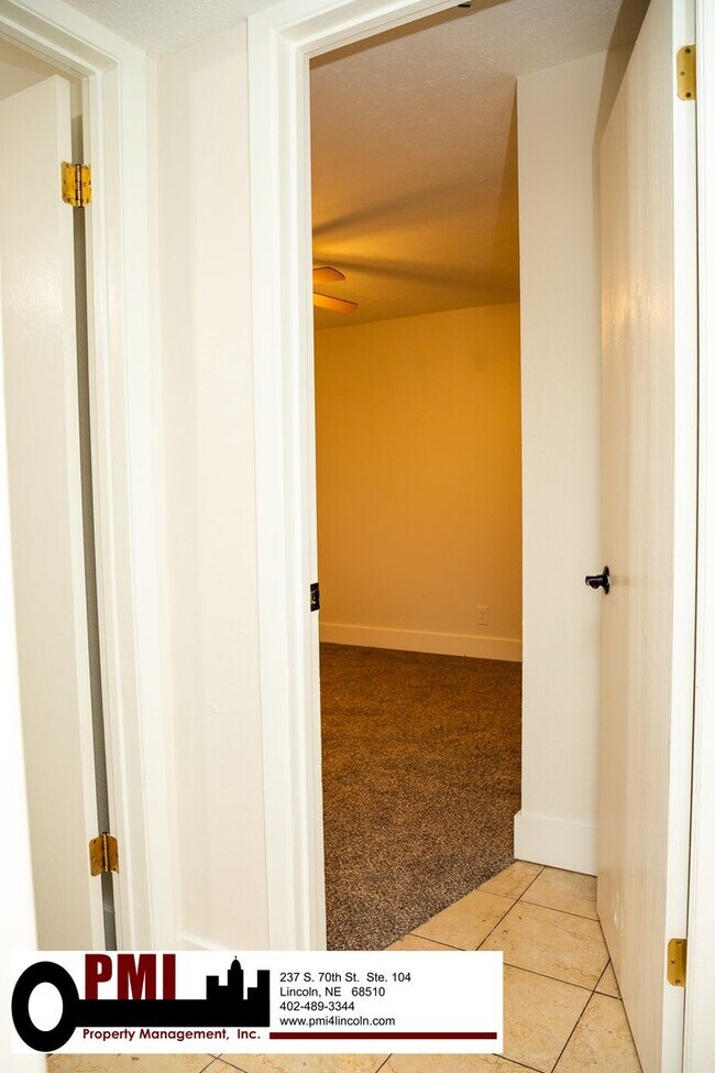 Building Photo - 2 Bedroom and 1 Bathroom Apartment