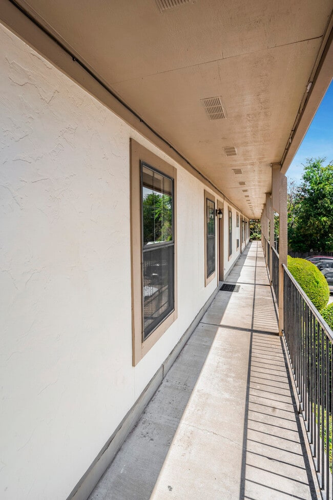 Building Photo - Daughtery Place 1 Bedroom Upstairs Condominium