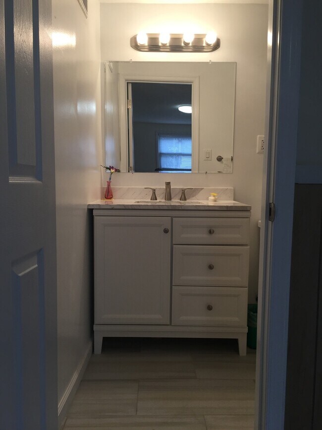 Building Photo - 4 BEDROOM, 3 FULL BATH SINGLE FAMILY HOME ...