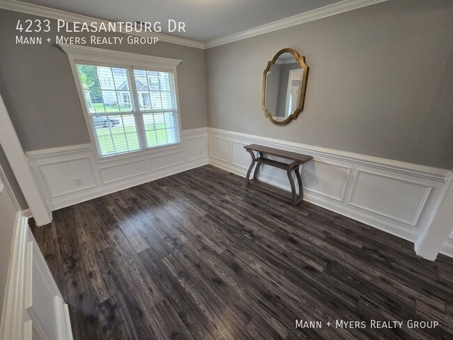 Building Photo - 4233 Pleasantburg Dr