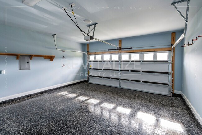 Building Photo - Stunning Luxury Home in Silverhill with Huge Diamond Shaped Backyard!