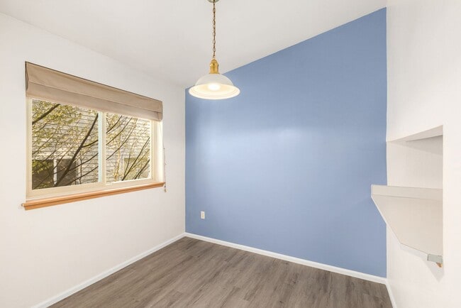 Building Photo - Charming 1 Bedroom Condo in Kenmore with P...