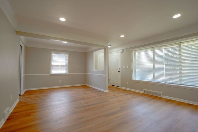 Building Photo - 3 Bedroom Ranch - $2650