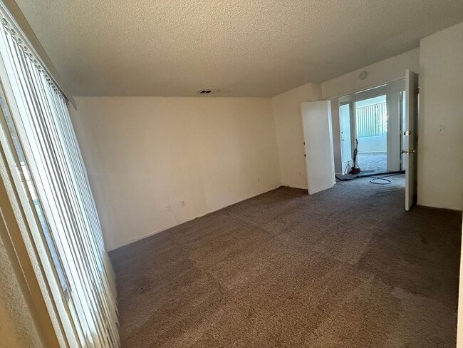 Building Photo - Silverlake's Home- 3 Bedrooms, 2 Bathrooms...
