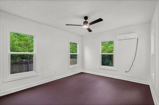 Building Photo - 2206 Rountree Dr