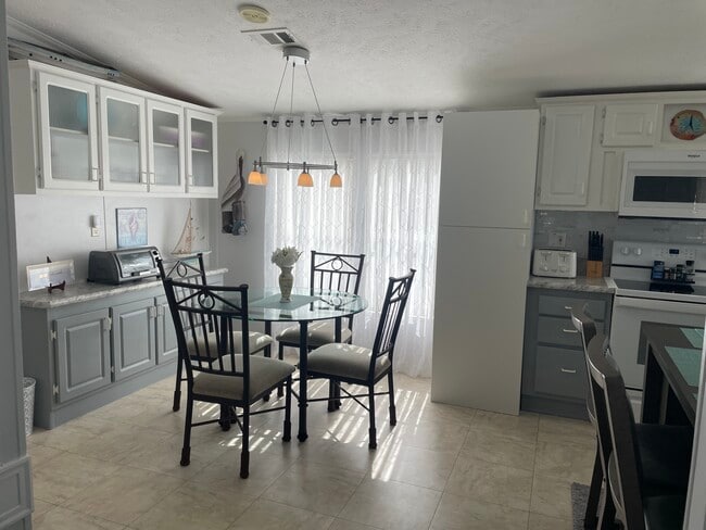 Building Photo - 16300 Pine Ridge Rd