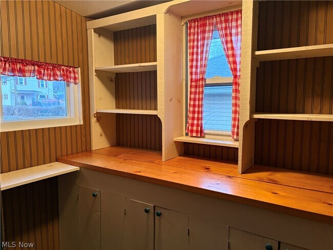 Building Photo - 315 E 10th St