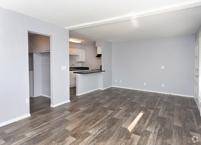 Studio-400 SF - Lakewood Oaks