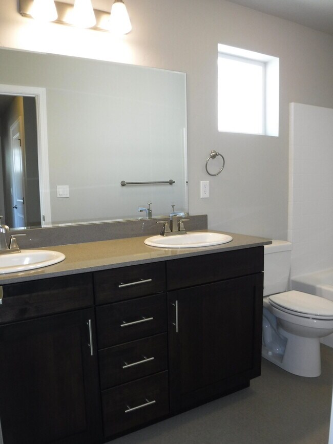 Building Photo - Beautiful and spacious 4 bed 2.5 bath home in Sovi Sub just off Eagle and Victory