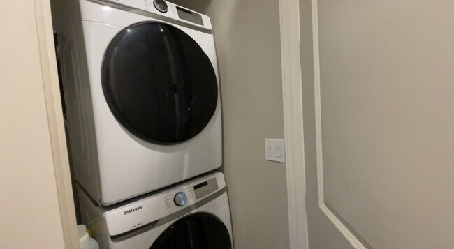 Building Photo - Hillsboro 3 Bed 2.5 Bath Townhome in Reeds Crossing ~ Includes A/C, 2 Car Garage w/ Level 2 Charg...