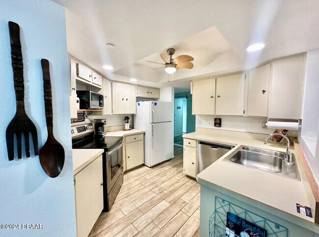 Building Photo - 1 Oceans W Blvd