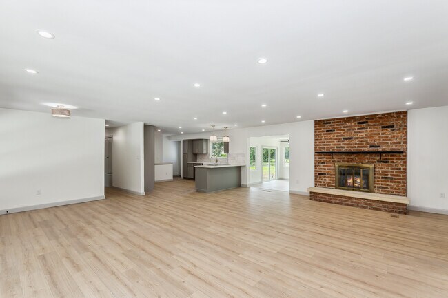 Building Photo - 2243 N Lynnwood Dr